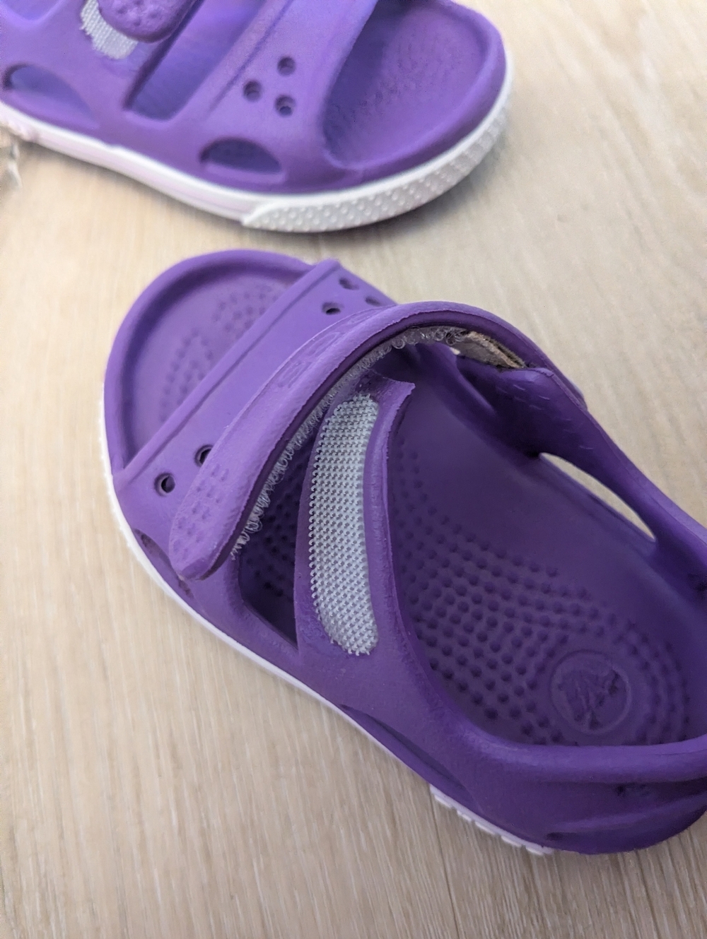 🐊 CROCS Girl's Purple Strap Sandals w/ White Sole & Velcro Closure; C4 or 4T - Picture 8 of 10